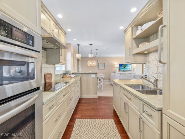 300 Park Shore DR 5A, Naples, FL 34103