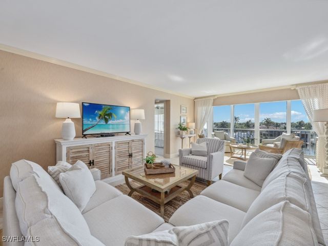 300 Park Shore DR 5A, Naples, FL 34103