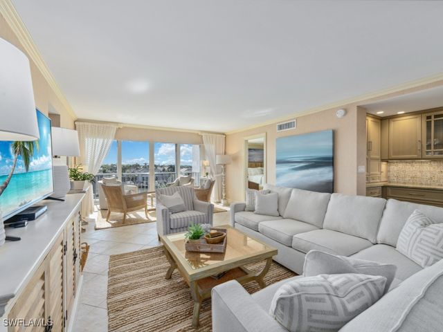 300 Park Shore DR 5A, Naples, FL 34103