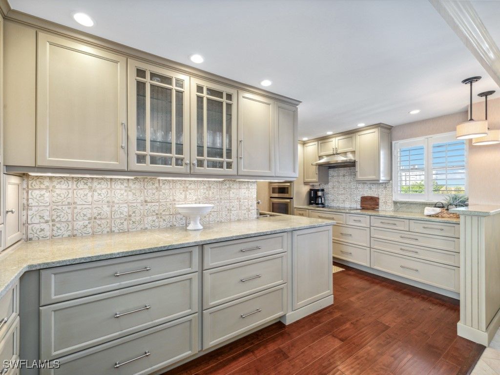 300 Park Shore DR 5A, Naples, FL 34103