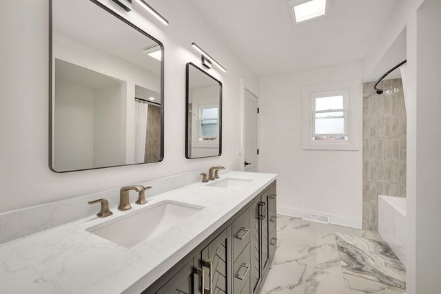 1111 Harvest Drive, Shorewood, IL 60404