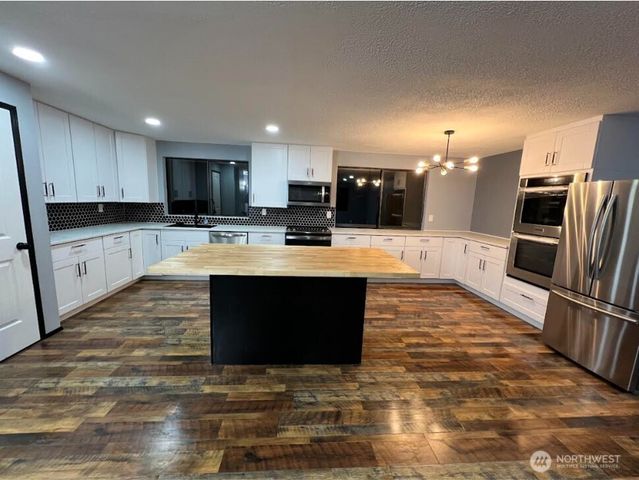 1412 Centralia Alpha Road, Chehalis, WA 98532