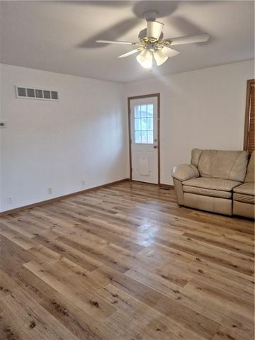 2 W Red Bud Lane, Trimble, MO 64492