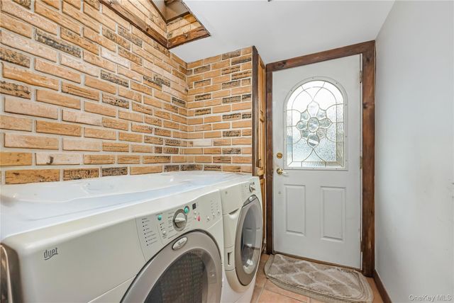 24 Bay 3rd, Islip, NY 11751