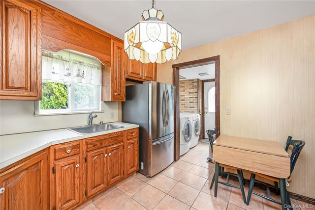 24 Bay 3rd, Islip, NY 11751