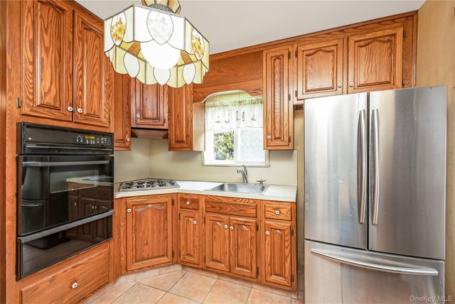 24 Bay 3rd, Islip, NY 11751