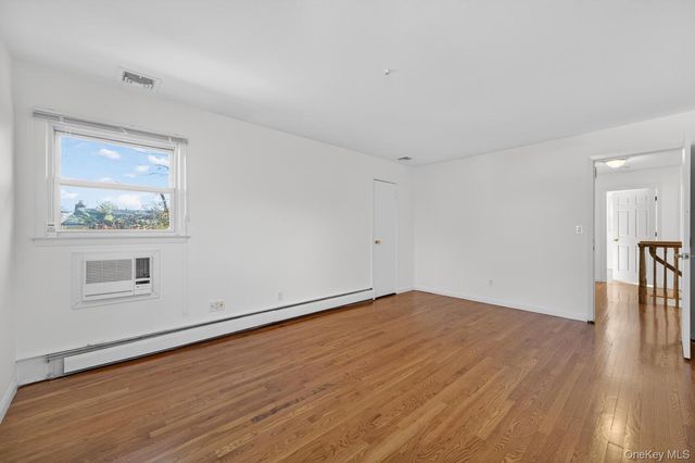 8 Blueberry Lane, Oyster Bay, NY 11771