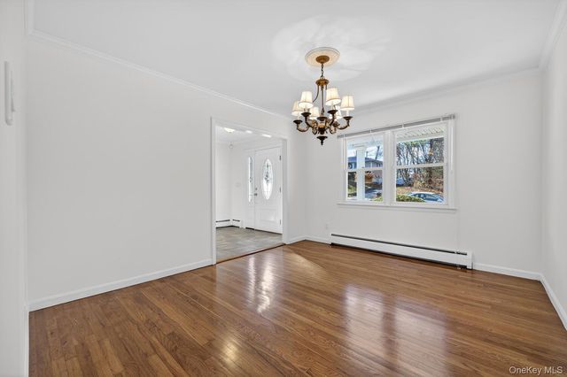 8 Blueberry Lane, Oyster Bay, NY 11771