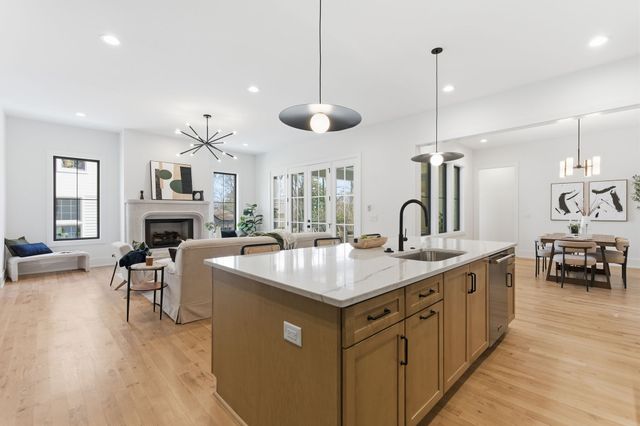 1523 Graybar Ln, Nashville, TN 37215