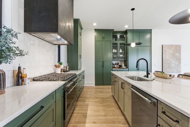 1523 Graybar Ln, Nashville, TN 37215