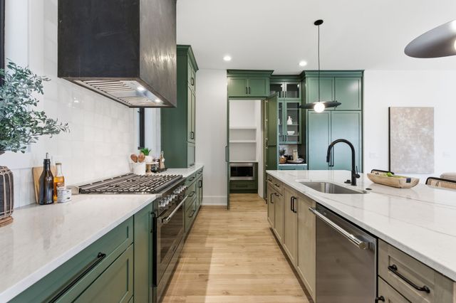 1523 Graybar Ln, Nashville, TN 37215