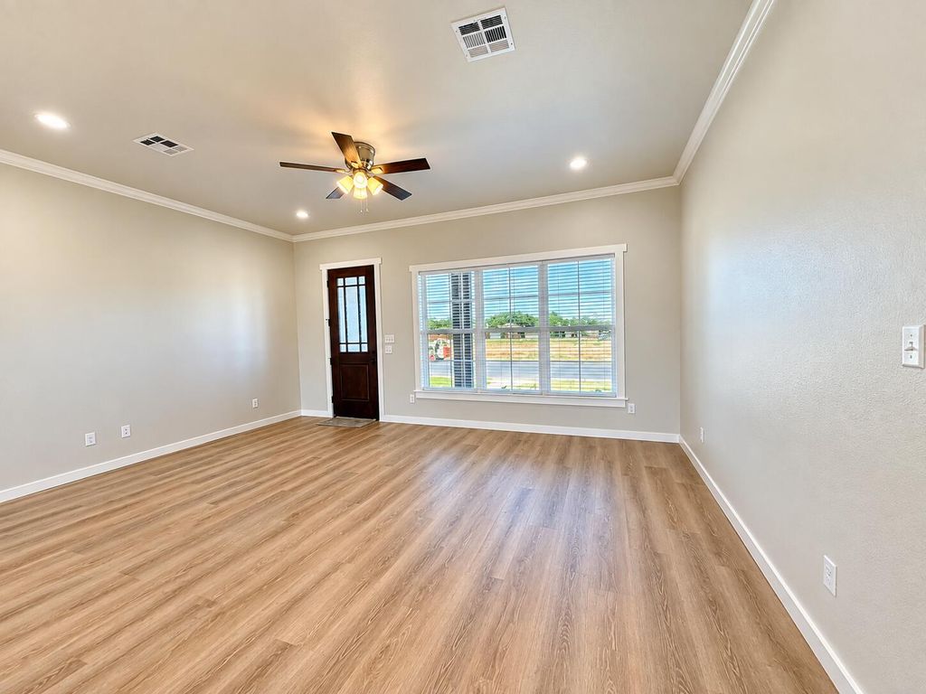 Image 3 of property listing at 5026 Shefflera Drive, San Angelo, TX 76904