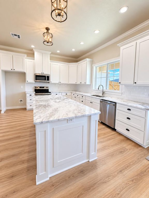 Image 6 of property listing at 5026 Shefflera Drive, San Angelo, TX 76904