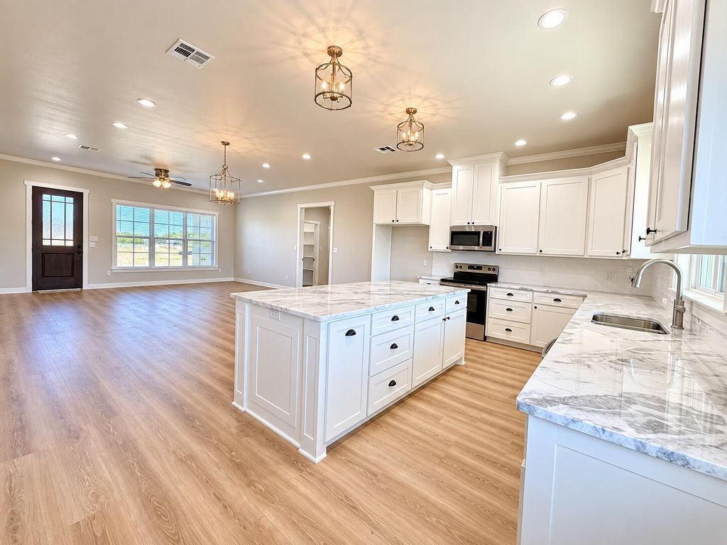 Image 7 of property listing at 5026 Shefflera Drive, San Angelo, TX 76904