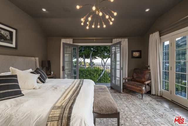 7171 Chelan Way, Los Angeles, CA 90068