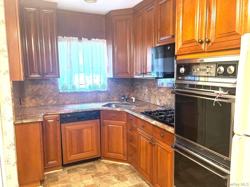 6515 180th Street, Fresh Meadows, NY 11365 — photo 3