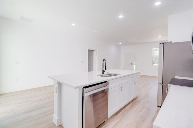 125 FISHER WAY, Ocklawaha, FL 32179