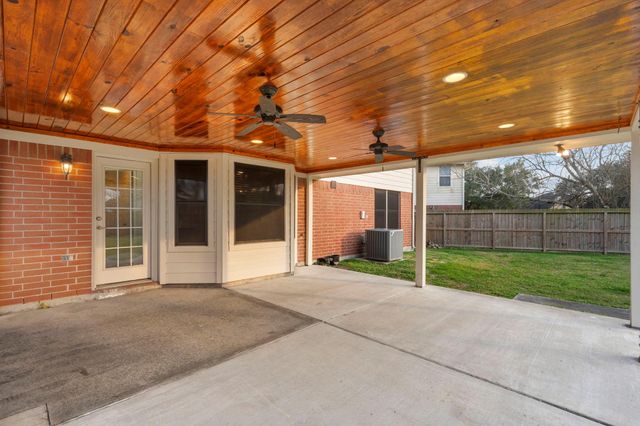 108 Glade Bridge Court, Dickinson, TX 77539