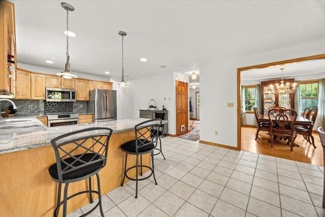 2 Furlong Circle, Lakeville, MA 02347
