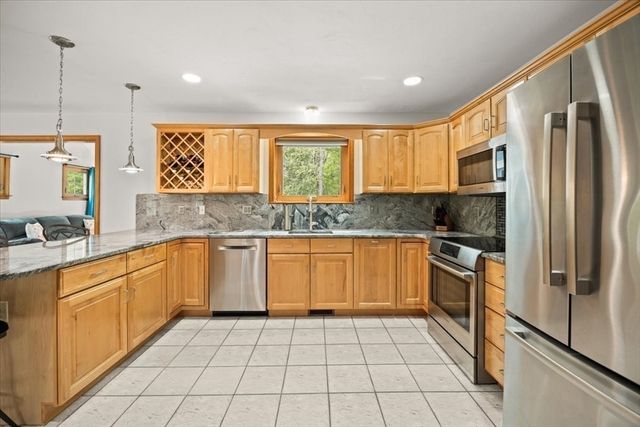 2 Furlong Circle, Lakeville, MA 02347