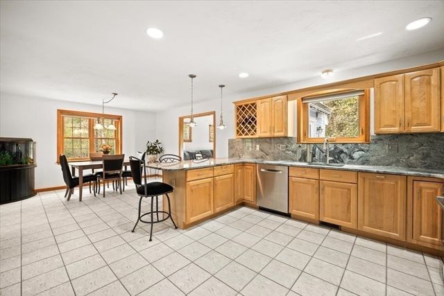 2 Furlong Circle, Lakeville, MA 02347