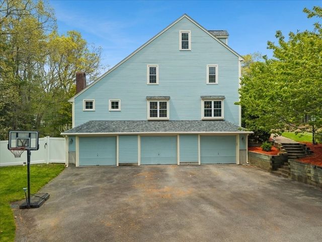 2 Furlong Circle, Lakeville, MA 02347