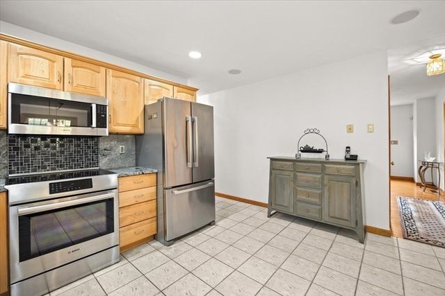 2 Furlong Circle, Lakeville, MA 02347