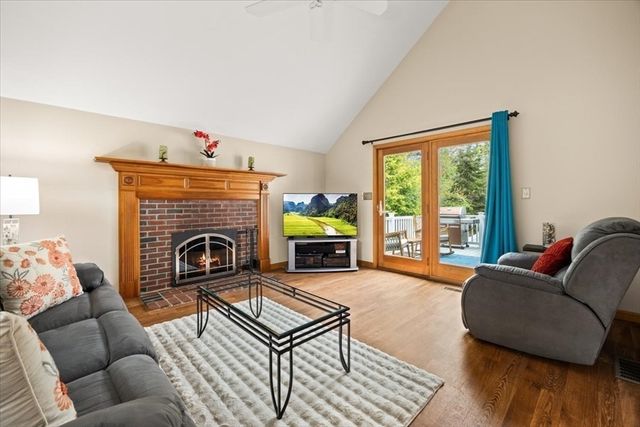 2 Furlong Circle, Lakeville, MA 02347