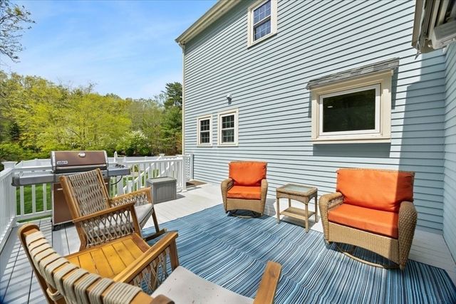 2 Furlong Circle, Lakeville, MA 02347
