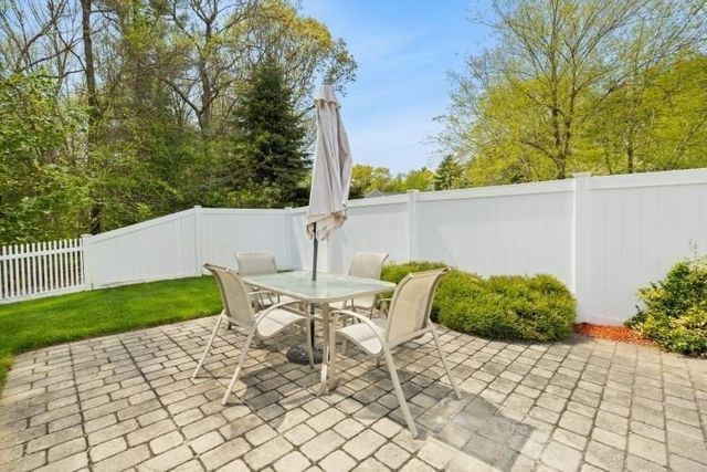 2 Furlong Circle, Lakeville, MA 02347