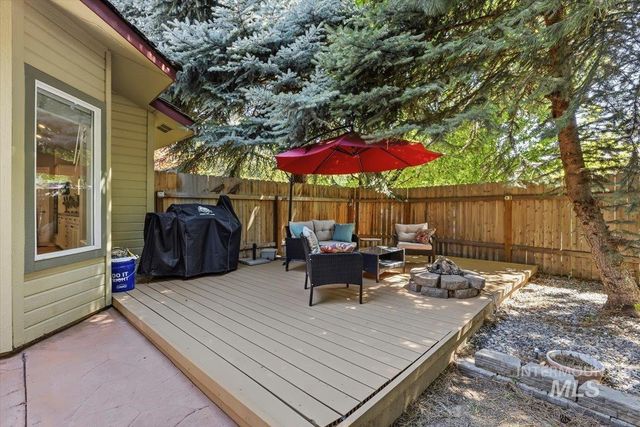 8001 W Innsbrook Ct, Boise, ID 83704
