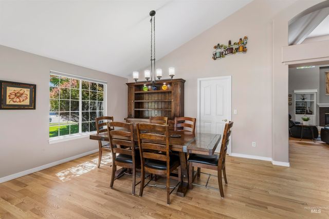 8001 W Innsbrook Ct, Boise, ID 83704