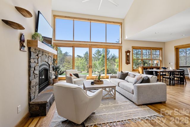 18 Majestic Oak Circle, Asheville, NC 28805