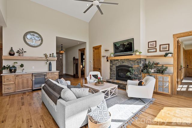 18 Majestic Oak Circle, Asheville, NC 28805
