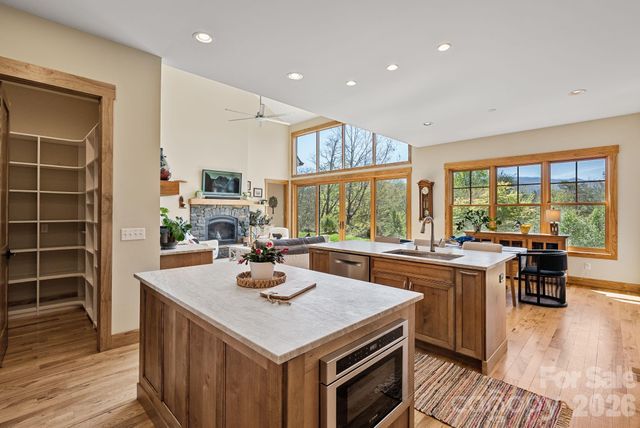 18 Majestic Oak Circle, Asheville, NC 28805