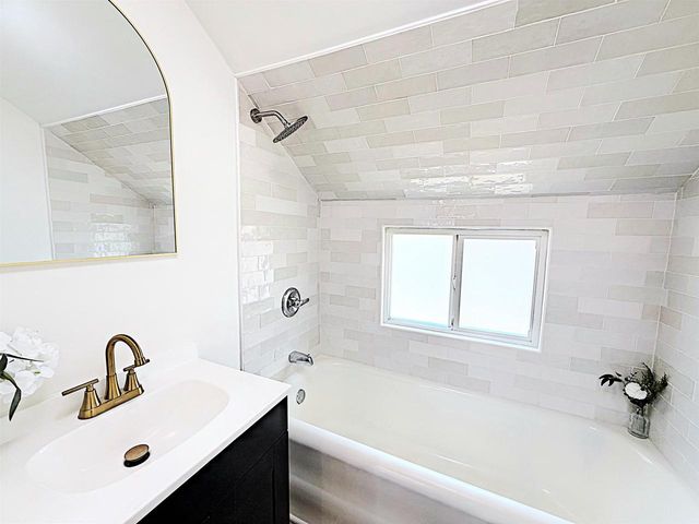 417 W 17TH AVENUE, Oshkosh, WI 54902
