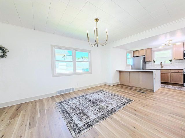 417 W 17TH AVENUE, Oshkosh, WI 54902