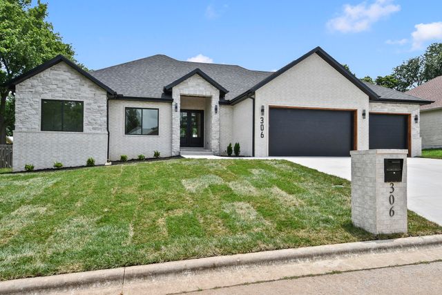 306 Park Cir, Sparta, MO 65753