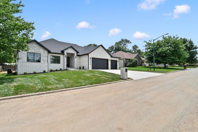 306 Park Cir, Sparta, MO 65753