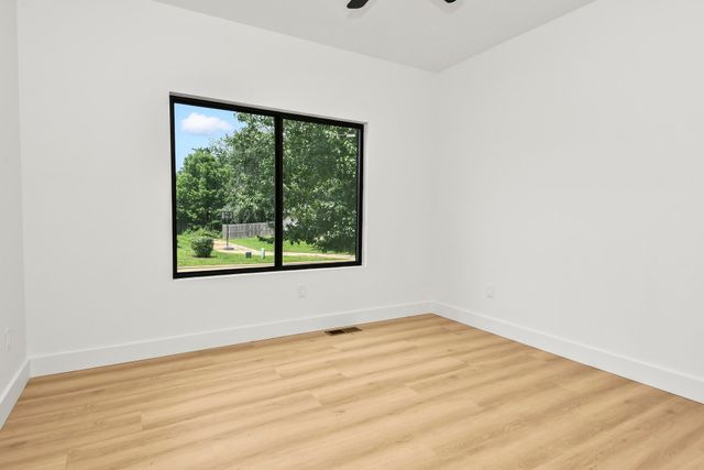 306 Park Cir, Sparta, MO 65753