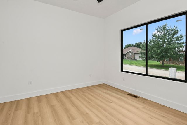 306 Park Cir, Sparta, MO 65753