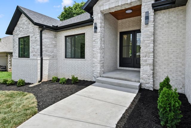 306 Park Cir, Sparta, MO 65753