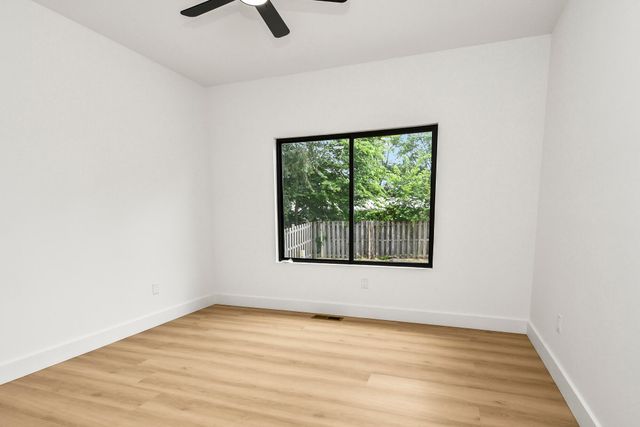 306 Park Cir, Sparta, MO 65753