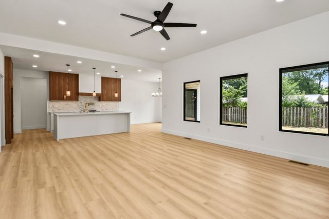 306 Park Cir, Sparta, MO 65753