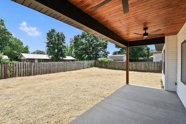 306 Park Cir, Sparta, MO 65753
