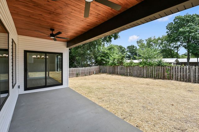 306 Park Cir, Sparta, MO 65753