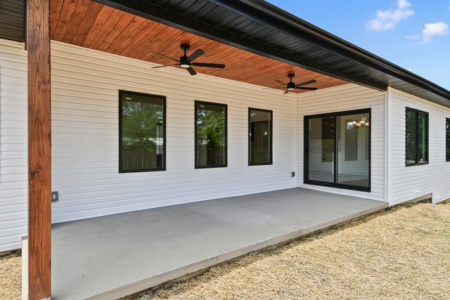 306 Park Cir, Sparta, MO 65753