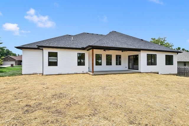 306 Park Cir, Sparta, MO 65753