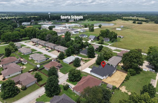 306 Park Cir, Sparta, MO 65753