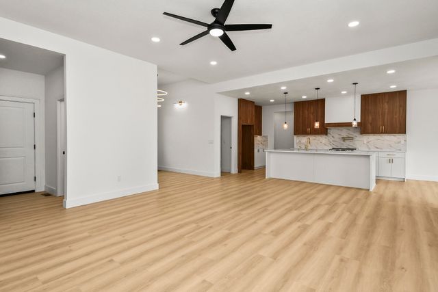 306 Park Cir, Sparta, MO 65753